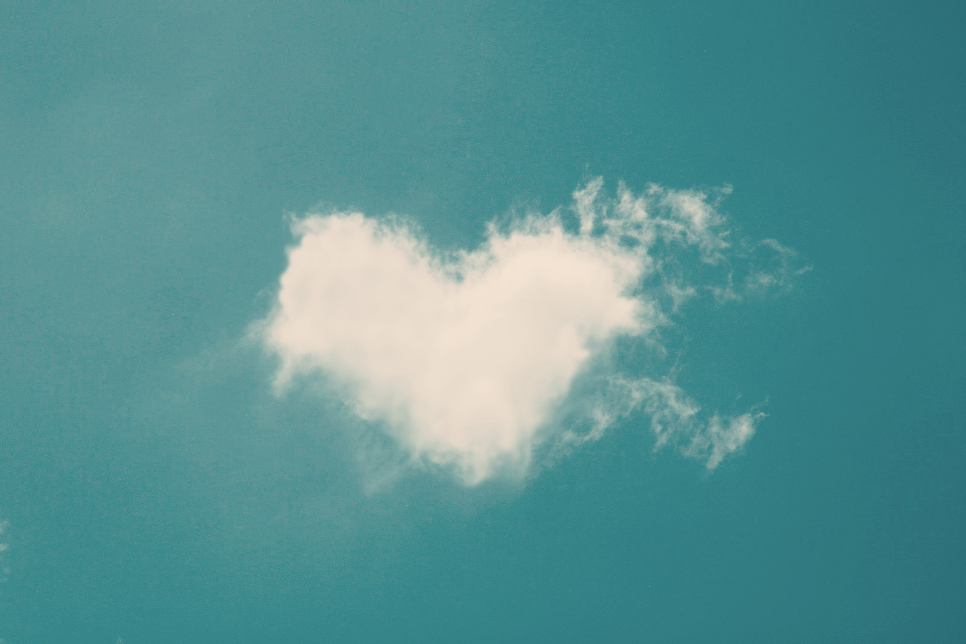 Foto einer Wolke in Herzform